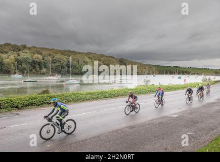 Crosshaven, Cork, Irlande.23 octobre 2021.Crosshaven, Cork, Irlande.23 octobre 2021.Les participants au fort 2 fort Charity cycle passent devant la pittoresque piscine de Drake à Crosshaven Co. Cork.Le cycle vise à recueillir des fonds pour la Fondation de l'hôpital universitaire Mercy, quatre Lions Clubs de la ville et du comté de Cork et la restauration de Camden fort Meagher.- photo David Creedon crédit: David Creedon/Alamy Live News Banque D'Images