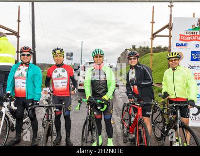 Crosshaven.Cork, Irlande.23 octobre 2021.LTO R; James Lamadrid, Joel Limansagg, Mark Carrilo, Uuro Eufemio et Sam Yanson se prépare à participer au fort 2 fort Charity cycle à Camden fort Meagher Crossaven Co. Cork.Le cycle vise à recueillir des fonds pour la Fondation de l'hôpital universitaire Mercy, quatre Lions Clubs de la ville et du comté de Cork et la restauration de Camden fort Meagher.- photo David Creedon crédit: David Creedon/Alamy Live News Banque D'Images