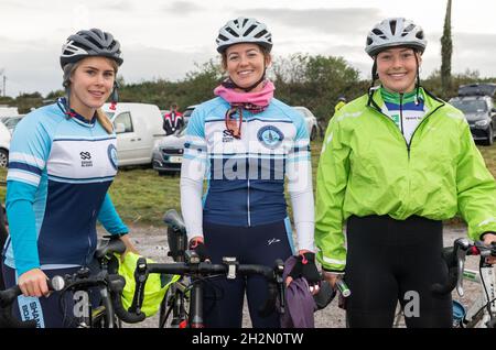 Crosshaven, Cork, Irlande.23 octobre 2021.Niamh O' Mahony, Ellen Clohessy et Aoife Brooks du Shandon Boat Club se préparer à participer au fort 2 fort Charity cycle à Camden fort Meagher Crossaven Co. Cork.Le cycle vise à aider à recueillir des fonds pour la Fondation de l'hôpital universitaire Mercy, quatre Lions Clubs de la ville et du comté de Cork et pour la restauration de Camden fort Meagher.- Picture David Creedon / Anzenberger Credit: David Creedon/Alay Live News Banque D'Images