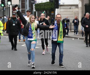 Londres, Royaume-Uni.23 octobre 2021.Les fans arrivant pour le match avant le match de la Premier League à Stamford Bridge, Londres.Crédit photo à lire: Paul Terry / Sportimage crédit: Sportimage / Alay Live News Banque D'Images