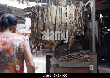 Salvador, Bahia, Brésil - 29 juin 2019: Les gens qui se déplacent autour de la foire de Sao Joaquim cherchent à acheter de la nourriture et des marchandises. Banque D'Images