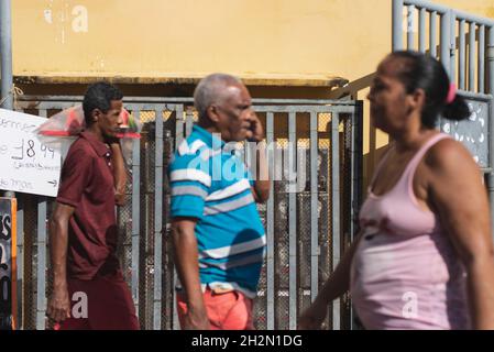 Salvador, Bahia, Brésil - 29 juin 2019: Les gens qui se déplacent autour de la foire de Sao Joaquim cherchent à acheter de la nourriture et des marchandises. Banque D'Images