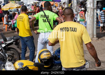 Salvador, Bahia, Brésil - juin 29.2019: Travailleurs du transport urbain de Salvador attendant des passagers à la foire de São Joaquim. Banque D'Images