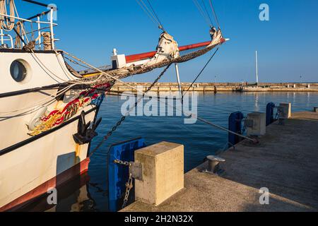 Bateaux à voile dans le port de Sassnitz sur l'île de Ruegen, Allemagne. Banque D'Images