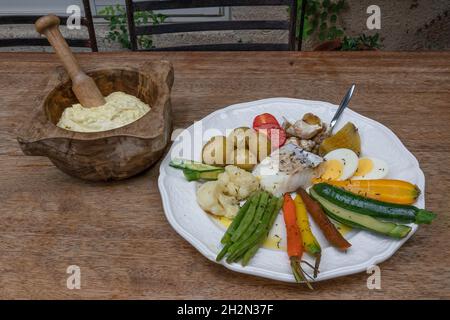 En Provence, Aïoli n'est pas seulement le nom d'une mayonnaise à l'ail délicieux, mais aussi d'un plat.- le Grand Aïoli . Banque D'Images