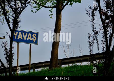 Rue tabella et panneau près de la route par photo à angle bas.La traduction du signe 'yavas' est 'slow' en langue turque.Panneau de signalisation à bursa Banque D'Images