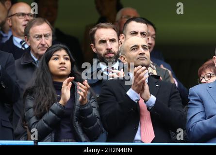 Londres, Royaume-Uni.23 octobre 2021.Gareth Southgate, directeur de l'Angleterre, applaudit la mémoire de l'ancien vice-président Matthew Harding lors du match de la Premier League à Stamford Bridge, Londres.Crédit photo à lire: Paul Terry / Sportimage crédit: Sportimage / Alay Live News Banque D'Images