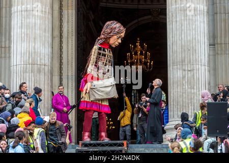 Londres, Royaume-Uni.23 octobre 2021.Little Amal, une œuvre vivante de 3,5 m de haut, à la cathédrale Saint-Paul.Elle participe à la marche, produite par le théâtre Good chance, qui se déplace sur 8 000 km pour venir en aide aux réfugiés.Créé par Handspring Puppet Company, Little Amal représente un jeune enfant réfugié syrien qui a marché de la Turquie à travers l'Europe au Royaume-Uni et son voyage se terminera à Manchester en novembre.Credit: Stephen Chung / Alamy Live News Banque D'Images