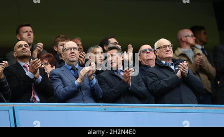 Londres, Royaume-Uni.23 octobre 2021.Les directeurs de Chelsea, en compagnie de Sébastien COE (2R) et du président Bruce Buck(R), applaudissent la mémoire de l'ancien vice-président Matthew Harding lors du match de la Premier League à Stamford Bridge, Londres.Crédit photo à lire: Paul Terry / Sportimage crédit: Sportimage / Alay Live News Banque D'Images