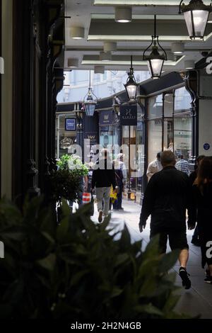 Les galeries marchandes victoriennes du centre-ville de Cardiff sont des quartiers commerçants intérieurs populaires avec des caractéristiques distinctes et individuelles Banque D'Images