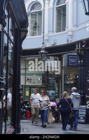 Les galeries marchandes victoriennes du centre-ville de Cardiff sont des quartiers commerçants intérieurs populaires avec des caractéristiques distinctes et individuelles Banque D'Images