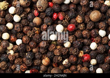 Un mélange de grains de poivre comme arrière-plan de texture en plein écran.Gros plan sur les épices Banque D'Images
