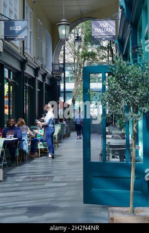 Les galeries marchandes victoriennes du centre-ville de Cardiff sont des quartiers commerçants intérieurs populaires avec des caractéristiques distinctes et individuelles Banque D'Images