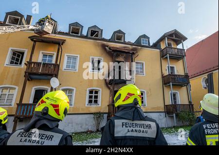 Reisbach, Allemagne.23 octobre 2021.Les pompiers se tiennent devant un immeuble d'appartements incendié.Trois femmes et un bébé prématuré sont morts dans un incendie dans la maison.Credit: Armin Weigel/dpa/Alay Live News Banque D'Images