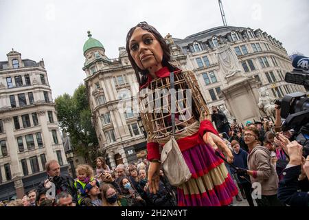 Londres, Royaume-Uni.23 octobre 2021.Little Amal, marionnette de 3,5 m de haut représentant une fille réfugiée syrienne de 9 ans devant la cathédrale Saint-Paul, la marionnette marche à 4,970 km de la Turquie à Manchester pour sensibiliser les enfants réfugiés au voyage qu'ils font.Crédit : Lucy North/Alamy Live News Banque D'Images