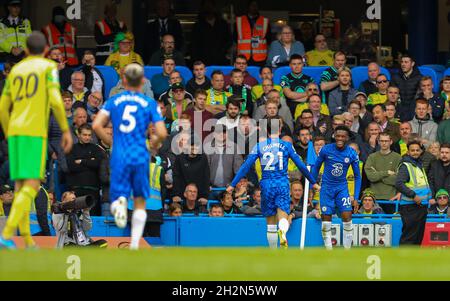 Stamford Bridge, Chelsea, Londres, Royaume-Uni.23 octobre 2021.Premier League football Chelsea FC contre Norwich ville: Callum Hudson-Odoi (20) de Chelsea célèbre son but pour 2-0 dans la 18e minute crédit: Action plus Sports/Alay Live News Banque D'Images