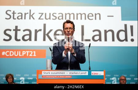 Bielefeld, Allemagne.23 octobre 2021.Hendrik Wüst, nouveau président d'Etat désigné, s'adresse aux délégués à la conférence du parti d'Etat de la CDU Rhénanie-du-Nord-Westphalie.La CDU du Rhin-Westphalie élit un nouveau président d'État pour succéder à Armin Laschet.Credit: Bernd Thissen/dpa/Alay Live News Banque D'Images