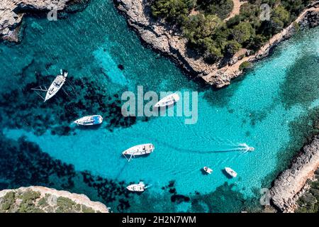 Espagne, Iles Baléares, Majorque, vue aérienne des bateaux flottant dans la baie bleue de Cala sa Nau Banque D'Images