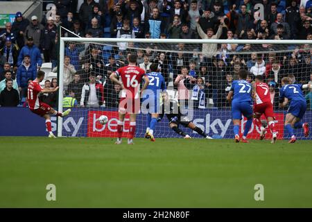 Cardiff, Royaume-Uni.23 octobre 2021.Andraz Sporar de Middlesbrough (l) marque son équipe 1er but à partir d'une pénalité.Match de championnat EFL Skybet, Cardiff City et Middlesbrough au Cardiff City Stadium de Cardiff, pays de Galles, le samedi 23 octobre 2021. Cette image ne peut être utilisée qu'à des fins éditoriales.Utilisation éditoriale uniquement, licence requise pour une utilisation commerciale.Aucune utilisation dans les Paris, les jeux ou les publications d'un seul club/ligue/joueur. photo par Andrew Orchard/Andrew Orchard sports Photography/Alamy Live News crédit: Andrew Orchard sports Photography/Alamy Live News Banque D'Images