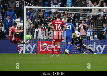 Cardiff, Royaume-Uni.23 octobre 2021.Andraz Sporar de Middlesbrough (l) marque son équipe 1er but à partir d'une pénalité.Match de championnat EFL Skybet, Cardiff City et Middlesbrough au Cardiff City Stadium de Cardiff, pays de Galles, le samedi 23 octobre 2021. Cette image ne peut être utilisée qu'à des fins éditoriales.Utilisation éditoriale uniquement, licence requise pour une utilisation commerciale.Aucune utilisation dans les Paris, les jeux ou les publications d'un seul club/ligue/joueur. photo par Andrew Orchard/Andrew Orchard sports Photography/Alamy Live News crédit: Andrew Orchard sports Photography/Alamy Live News Banque D'Images