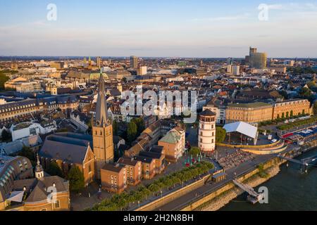 Allemagne, Rhénanie-du-Nord-Westphalie, Düsseldorf, vue aérienne de Burgplatz, Schlossturm et église Saint-Lamberts au crépuscule Banque D'Images