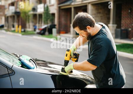 Auto service personnel américain homme de nettoyage de voiture et de polissage Banque D'Images