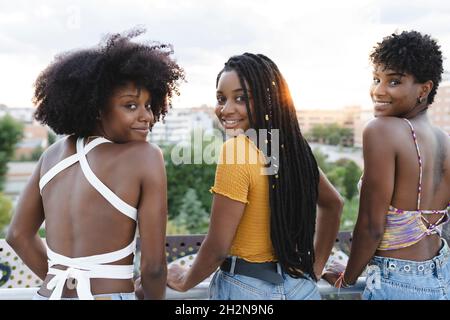 Jeune femme avec des amies Banque D'Images