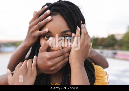 Jeune femme avec couronne faite des mains Banque D'Images