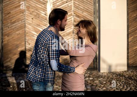 Happy young couple hugging chaque autres Banque D'Images