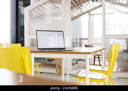 Ordinateur portable sur le bureau sur le lieu de travail Banque D'Images