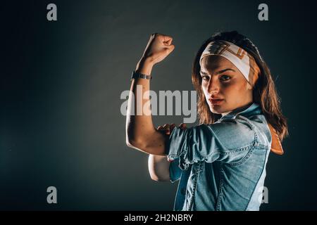 Photo du corps d'une jeune femme fraîche portant une veste en Jean de style moderne Banque D'Images