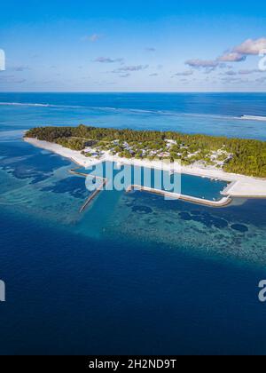 Maldives, Meemu Atoll, Veyvah, vue aérienne de la petite île habitée dans l'océan Indien Banque D'Images