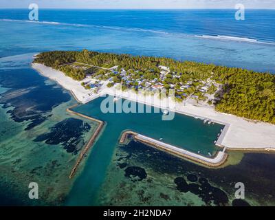 Maldives, Meemu Atoll, Veyvah, vue aérienne de la petite île habitée dans l'océan Indien Banque D'Images