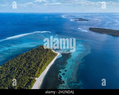 Maldives, Meemu Atoll, Veyvah, vue aérienne de la petite île habitée dans l'océan Indien Banque D'Images