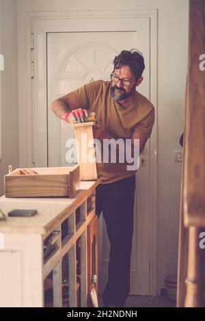 Artisan sablant le bois à la maison Banque D'Images