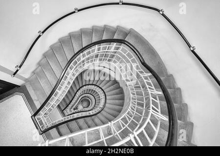 Escalier en forme d'ampoule à Prague.Détail de l'architecture du Kubisme. Banque D'Images