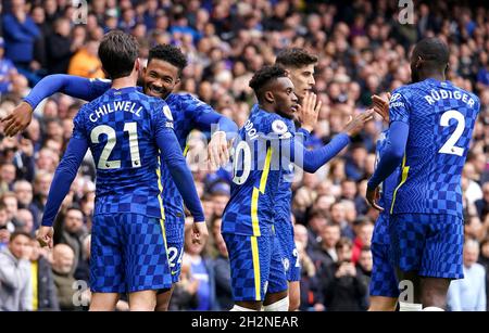 Ben Chilwell de Chelsea (à gauche) célèbre le quatrième but de son équipe avec la coéquipier Reece James lors du match de la Premier League à Stamford Bridge, Londres.Date de la photo: Samedi 23 octobre 2021. Banque D'Images