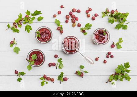 Bol de groseilles à maquereau fraîchement récoltées (Ribes uva-crispa) Banque D'Images