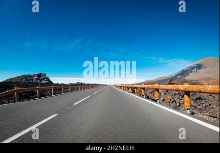 Vue panoramique sur une route vide au milieu des montagnes par beau temps Banque D'Images
