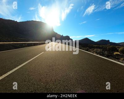 Vue panoramique sur la route asphaltée vide au milieu des montagnes par beau temps Banque D'Images