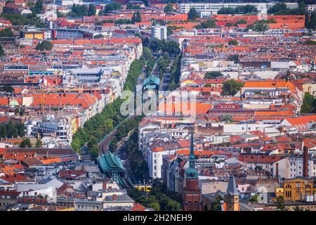 Allemagne, Berlin, paysage urbain aérien de quartier résidentiel avec voies de chemin de fer au milieu Banque D'Images