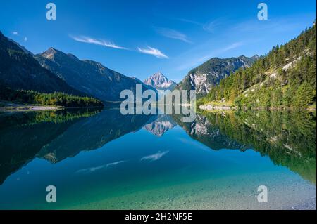 Vue panoramique sur les montagnes se reflétant dans le lac Plansee Banque D'Images