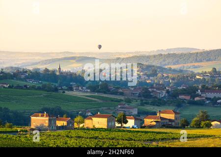 Bordeaux survolant le village du Bois d'Oingt, Beaujolais Banque D'Images