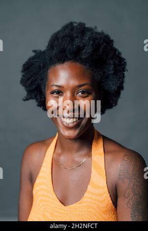 Bonne jeune femme afro en studio Banque D'Images