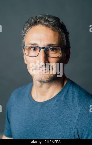 Homme mature portant des lunettes en studio Banque D'Images