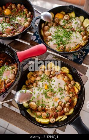 Œufs cuits au four à la poêle chypriote, plat chypriote aux champignons courgettes et aux œufs, version végétarienne et à la viande Banque D'Images