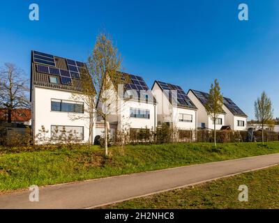 Allemagne, Bade-Wurtemberg, Waiblingen, rangée de maisons suburbaines modernes et économes en énergie Banque D'Images