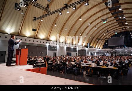 Bielefeld, Allemagne.23 octobre 2021.Hendrik Wüst, nouveau président d'Etat désigné, s'adresse aux délégués à la conférence du parti d'Etat de la CDU Rhénanie-du-Nord-Westphalie.La CDU du Rhin-Westphalie élit un nouveau président d'État pour succéder à Armin Laschet.Credit: Bernd Thissen/dpa/Alay Live News Banque D'Images