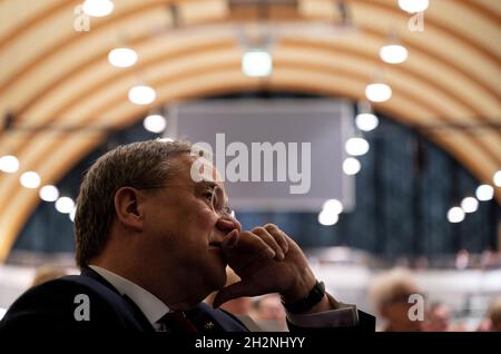 Bielefeld, Allemagne.23 octobre 2021.Armin Laschet, le président sortant de la CDU, regarde l'événement à la conférence du parti de la CDU de Rhénanie-du-Nord-Westphalie.La CDU du Rhin-Westphalie du Nord élit un nouveau président d'État pour succéder à Armin Laschet.Credit: Bernd Thissen/dpa/Alay Live News Banque D'Images