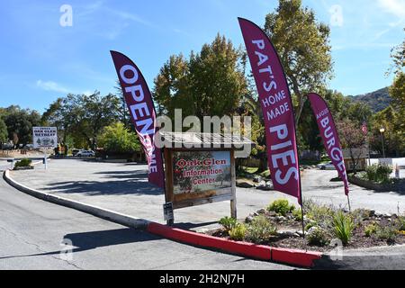 OAK GLEN, CALIFORNIE - 10 OCT 2021: Panneaux le long de Oak Glen Road dans les contreforts de San Bernardino Mountains. Banque D'Images